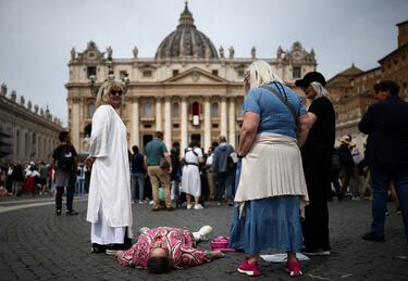 Una mujer yace en el suelo el día de la oración del Regina Caeli dirigida por el Papa León XIV desde el balcón central (Loggia delle Benedizioni) de la Basílica de San Pedro.