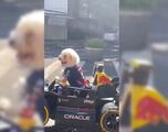 Perro piloto luce en las calles al puro estilo del ‘Checo’ Pérez