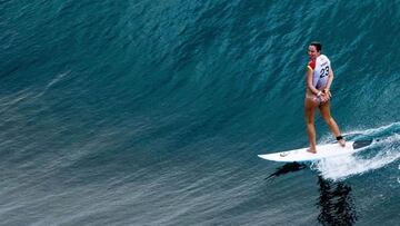 Tyler Wright surfeando una ola sacando la lengua y con las manos atr&aacute;s en el Maui Pro de la World Surf League.