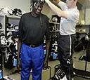 El fugaz paso de Manute Bol por el hockey hielo