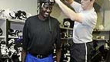 <B>NO PASÓ DEL BANQUILLO.</b> El ex jugador de la NBA ha creado una Fundación para ayuda a los niños de Sudán. Manute Bol, 2,31 de altura y 40 años de edad, quería promocionarla a través de su fallida incursión en el hockey hielo.