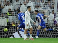 MADRID, 02/03/2026.- El delantero del Getafe Martín Satriano (d) celebra tras marcar el 0-1, durante el partido de LaLiga de fútbol que Real Madrid y Getafe CF disputan este lunes en el estadio Santiago Bernabéu. EFE/Juanjo Martín