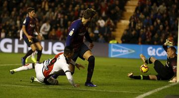 Raúl de Tomas in the move that led to Álvaro García's goal