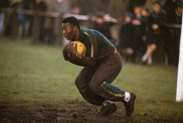 1966, Mundial de Inglaterra. Entrenamiento de la selección de Brasil. A Pelé le encantaba jugar de portero y se quedaba siempre bajo los palos tras los entrenamientos.