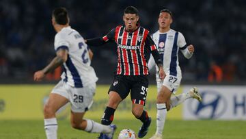 Sao Paulo's Colombian midfielder James Rodriguez controls the ball during the Copa Libertadores group stage first leg football match between Argentina's Talleres and Brazil's Sao Paulo at the Mario Alberto Kempes Stadium in Cordoba, Argentina, on April 4, 2024. (Photo by Diego Lima / AFP)