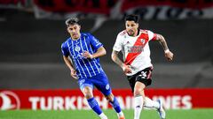 BUENOS AIRES, ARGENTINA - JULY 10: Enzo Perez of River Plate competes for the ball with Salomón Rodríguez of Godoy Cruz during a match between River Platen and Godoy Cruz as part of Liga Profesional 2022  at Estadio Monumental Antonio Vespucio Liberti on July 10, 2022 in Buenos Aires, Argentina. (Photo by Marcelo Endelli/Getty Images)