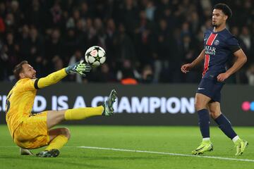 1-0. Error de Clement Lenglet que pierde el balón en su propia área ante la presión de Ousmane Dembélé. El extremo frances asiste a  Warren Zaïre-Emery que controla y ante la salida de Jan Oblak, pica el balón para superar al portero del Atlético de Madrid.