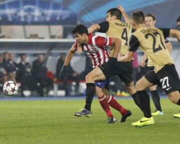 Diego Costa se va de su defensor para marcar el 0-3.