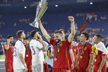 Nacho, con el trofeo de campe車n de la Nations League.
