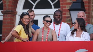 Emma Raducanu (izquierda), durante el partido de Carlos Alcaraz contra Roberto Bautista en Queen's.