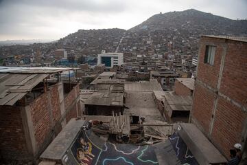 Los hermanos Willy y Sebastian Quispe construyeron la rampa de skate en su casa en la cima de una colina en el distrito de Villa María del Triunfo, en las afueras del sur de Lima. La rampa en forma de U que mide 10 metros de largo por cuatro de ancho y que fue construida antes de la pandemia de coronavirus en la parte trasera de su casa, es un sueño hecho realidad para los modestos patinadores.