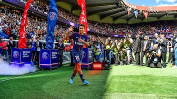 Neymar, durante su presentaci&oacute;n con el PSG.