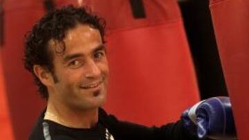 <b>COMO UN PÚGIL. </b>Paco Peña, ayer, posa para AS en una de las salas del gimnasio Virgin Active Vistahermosa. El lateral se enfundó los guantes.