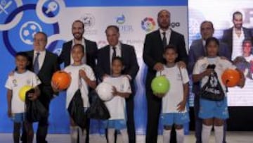 Alfredo Rela&ntilde;o, en el Foro de Periodismo Deportivo, celebrado en San Salvador, junto a Javier Tebas, presidente de LaLiga, y Juan Ignacio Gallardo, director de Marca.