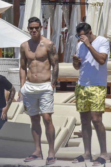 James Rodr¨ªguez est¨¢ disfrutando de los dos d¨ªas libres que Zidane le ha concedido a la plantilla tras la conquista del 33? t¨ªtulo de Liga. El colombiano ha aprovechado el tiempo libre para relajarse en Ibiza junto a unos amigos antes de comenzar a preparar la final de la Champions del pr¨®ximo d¨ªa 3 de junio ante la Juventus. A pesar de todo el futbolista cafetero a¨²n no est¨¢ de vacaciones ya que tendr¨¢ que presentarse el pr¨®ximo mi¨¦rcoles en Valdebebas para iniciar el trabajo de preparaci¨®n de esa final continental. Zidane ha citado a la plantilla a las 17.00 horas para retomar el trabajo de cara a la final de Cardiff.
James podr¨ªa no tener la oportunidad de despedirse del Real Madrid sobre el verde. El t¨¦cnico franc¨¦s espera tener a toda la plantilla a disposici¨®n por lo que, con la vuelta de Bale, el nivel de Isco, y la explosi¨®n de Asensio James podr¨ªa estar aprovechando para perfilar su futuro el cual podr¨ªa estar ligado a un ex de la Casa Blanca. Mourinho podr¨ªa recuperarle para la causa y hacer que Old Trafford sea el nuevo hogar del colombiano. El tiempo lo dir¨¢.