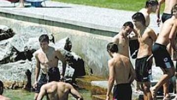 <b>UN BAÑO MÁS QUE RELAJANTE. </b>Tras el entrenamiento matinal de ayer, buena parte de la plantilla dejó a pie las instalaciones de la UEFA para compartir un rato de ocio en la piscina de un club.