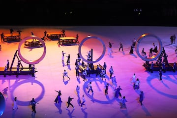 Los anillos olímpicos se van formando durante la Ceremonia de Apertura de los Juegos Olímpicos de Tokio 2020