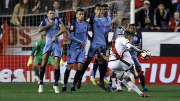 Raúl de Tomas ejecuta una falta en el partido entre Rayo Vallecano y Girona del pasado viernes.
