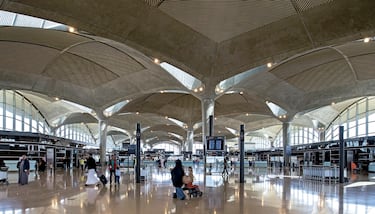 Es un proyecto del estudio de arquitectura Foster + Partners del año 2013. El hormigon es su material principal. El techo lo forman varias cúpulas que sobresalen de las fachadas creando espacios de sombra. En el interior, las cúpulas se extienden desde las columnas dejando entrar la luz en todo el espacio.