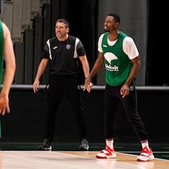 López Nieto sigue ‘on fire’: Melvin Ejim, sexto que renueva contrato