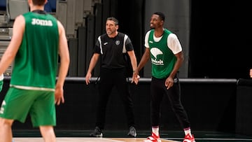 14/03/23 BALONCESTO ENTRENAMIENTO UNICAJA
IBON NAVARRO JUNTO A MELVIN EJIM