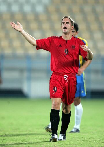 El jugador neerlandés jugó en el Al-Rayan (en la foto) la temporada 2004-2005. También jugó en el Al-Shamal la temporada 2005-2006.