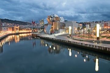 En la foto, panorámica desde la ría del Museo Guggenheim de Bilbao. 