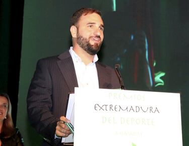 El seleccionador español de parapente falleció en un accidente de tráfico ocurrido en el término municipal de Zafra (Badajoz). En 2018 consiguió el récord de España y del mundo de distancia en paramotor biplaza paratriker como piloto al mando, con una distancia de 406,99 kilómetros. Además, el pacense de 38 años, fue galardonado con la insignia de diamante de la Federación Internacional de Aeronáutica (FAI) por distancias de más de 200 kilómetros en parapente.
