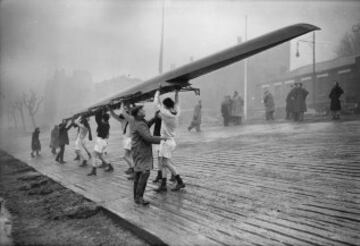 2 de Marzo de 1951, la tripulaci¨®n de la Universidad de Oxford se dispone a entrenar en el T¨¢mesis.