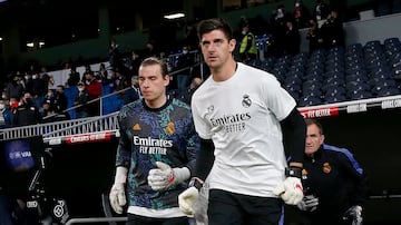 Andriy Lunin y Thibaut Courtois saltan a calentar al césped del Bernabéu antes del Clásico de Liga de marzo de 2022.