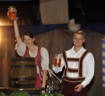 Los deportistas Ruth Beitia y Marcus Walz, oros olímpicos en Río 2016,  durante la inauguración hoy de la Paulaner Oktoberfest que vuelve por tercer año a Madrid, en el Barclaycard Center. 