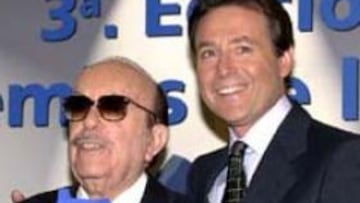 <b>PREMIADO</b>. Matías Prats, junto a su hijo Matías, con el trofeo que recibió como "Premio a Toda Una Vida 2000", de la Academia de las Artes y las Ciencias de la Televisión, en abril de 2001.