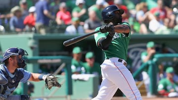 El jardinero de los Red Sox bateando en el partido de hoy de Boston en el Spring Training.