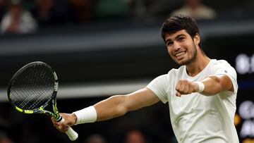 Carlos Alcaraz celebra su victoria ante Matteo Berrettini en Wimbledon.