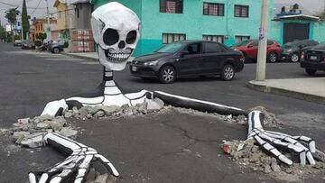 Por D&iacute;a de Muertos, colocan calaveras gigantes en Tl&aacute;huac