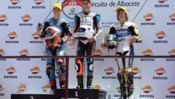 Jorge Navarro celebrando su primer puesto en la carrera de Albacete en Moto3 del FIM CEV Repsol.