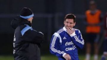 Martino y Messi conversan en un entrenamiento.