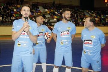 Los tres hermanos ?¨ªguez organizaron este s¨¢bado un partido ben¨¦fico en el pabell¨®n Esperanza Lag a favor de la Asociaci¨®n de Esclerosis M¨²ltiple de Elche.