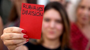 Con tarjetas rojas y pancartas reivindicativas los manifestantes piden la dimisión del presidente de la RFEF, Luis Rubiales.