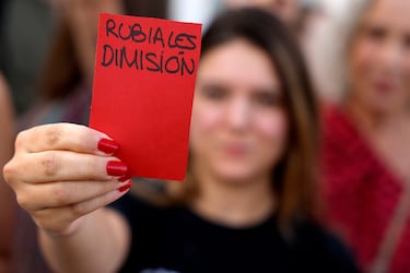 Con tarjetas rojas y pancartas reivindicativas los manifestantes piden la dimisión del presidente de la RFEF, Luis Rubiales.