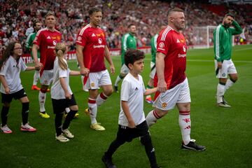 Wayne Rooney sale vestido de jugador al terreno de juego antes de empezar el partido entre las Leyendas del Manchester United y Leyendas del Celtic Glasgow en Old Trafford.