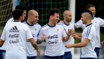 Messi y Ag&uuml;ero comparten en el entrenamiento de Argentina.