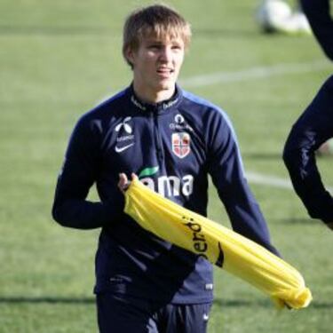 Luka Modric examina a la Noruega de Martin Odegaard