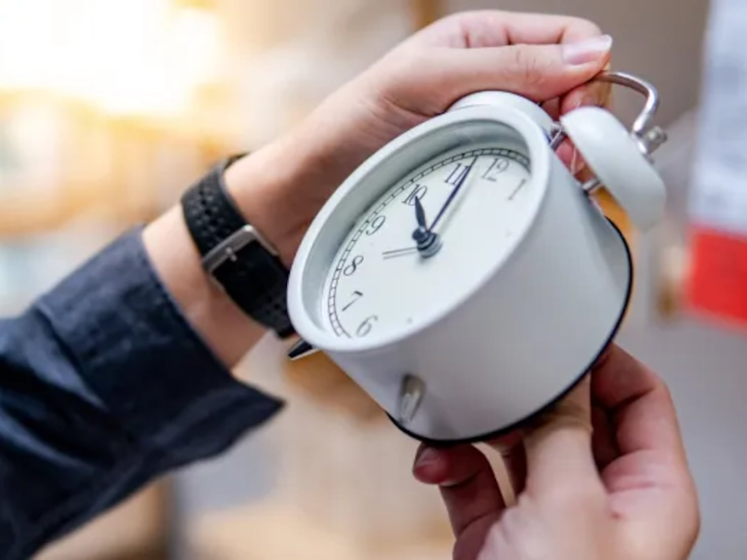 Cambio horario invierno 2023 se adelanta o atrasa el reloj Se duerme mas o menos Amanece antes o despues AS