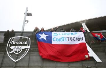 Una bandera chilena en el Emirates Stadium.