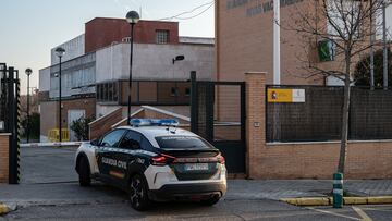 El acuartelamiento de Rivas Vaciamadrid donde se encuentra el pakistaní que asesinó a los hermanos de Morata de Tajuña, a 22 de enero de 2024, en Rivas-Vaciamadrid, Madrid (España). Agentes pertenecientes al Grupo de Homicidios de la Unidad Orgánica de Policía Judicial de Madrid, en el marco de la 'Operación Calvario', han detenido a una persona de origen pakistaní por su posible relación con el triple homicidio descubierto el pasado jueves 11 de enero en el municipio madrileño de Morata de Tajuña. El detenido es Dilawar Hussain F.C., de 43 años, apodado 'El Negro de Morata', se presentó de forma voluntaria esta medianoche el cuartel de la Guardia Civil de Arganda del Rey, reconociendo su participación en los hechos relacionados con la muerte a golpes de tres hermanos mayores hallados en el interior de una vivienda de Morata de Tajuña. El arrestado vivió varios meses con las víctimas, que le habían alquilado una habitación en la casa para sacar un dinero extra.
22 ENERO 2024;PIXELADA
Diego Radamés / Europa Press
22/01/2024