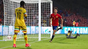 Ferran Torres, celebrando un tanto con la selección española.
