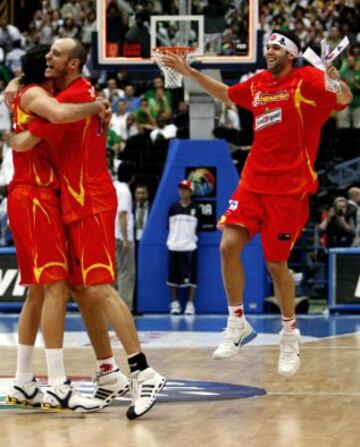 Felipe Reyes y Carlos Jim谷nez celebran la victoria.