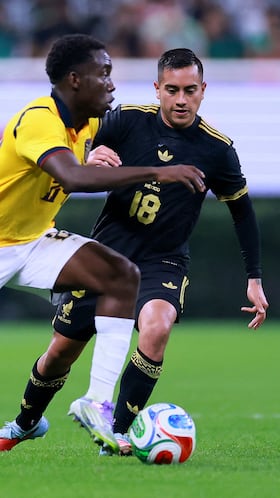 Soccer Football - International Friendly - Mexico v Ecuador - Akron Stadium, Guadalajara, Mexico - October 14, 2025 Ecuador's Yaimar Medina in action with Mexico's Erick Sanchez REUTERS/Eloisa Sanchez