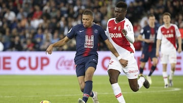 Benoit Badiashile presiona a Kylian Mbapp&eacute; en un PSG-M&oacute;naco de la Ligue 1 en abril de 2019.